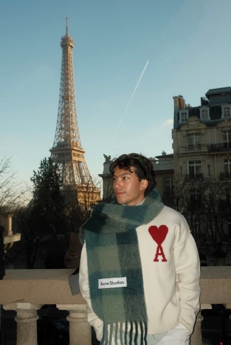 Man in a green plaid scarf with the Eiffel Tower at sunset, photo session in Paris by SabShots